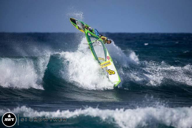 It is always a joy to watch Kauli sail at Ho’okipa but today he could not match Bernd © Si Crowther / AWT http://americanwindsurfingtour.com/